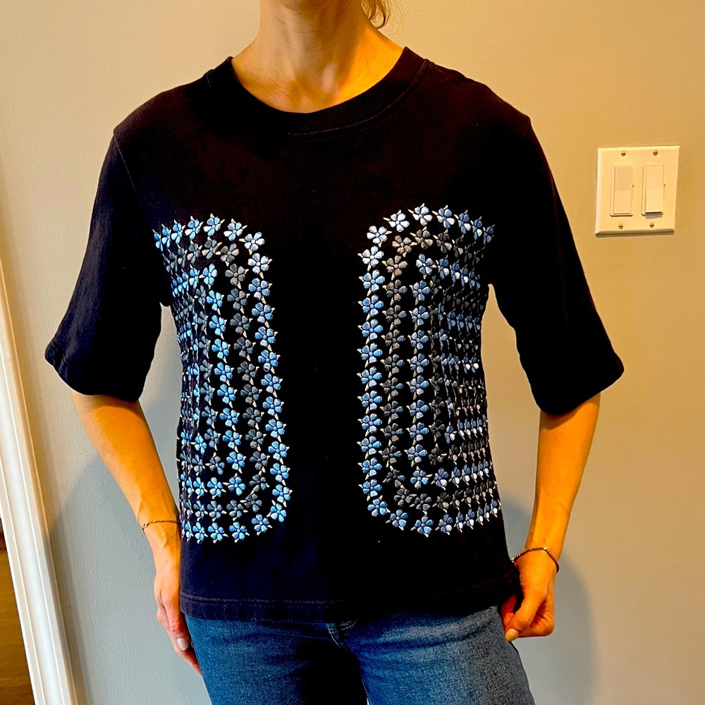 YARNZ navy embroidered sweatshirt in excellent condition.